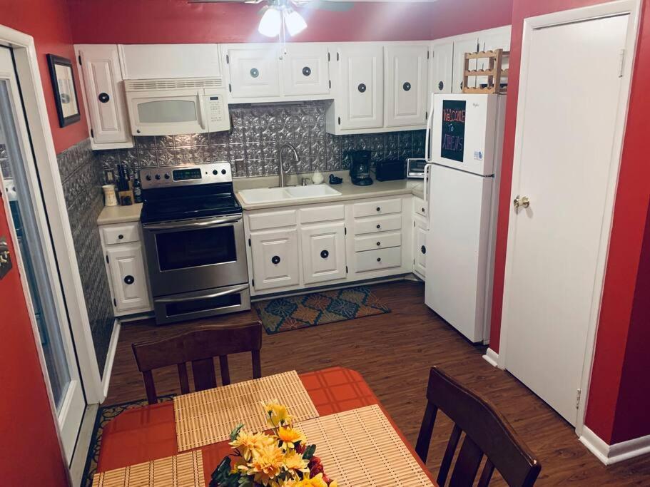 Family Friendly Downtown Home - Private Yard & Grill - Location, Location, Location! เอเธนส์ ภายนอก รูปภาพ