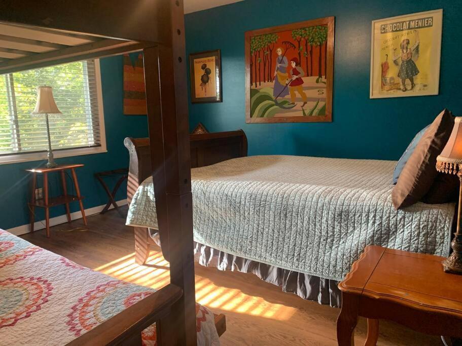 Family Friendly Downtown Home - Private Yard & Grill - Location, Location, Location! เอเธนส์ ภายนอก รูปภาพ