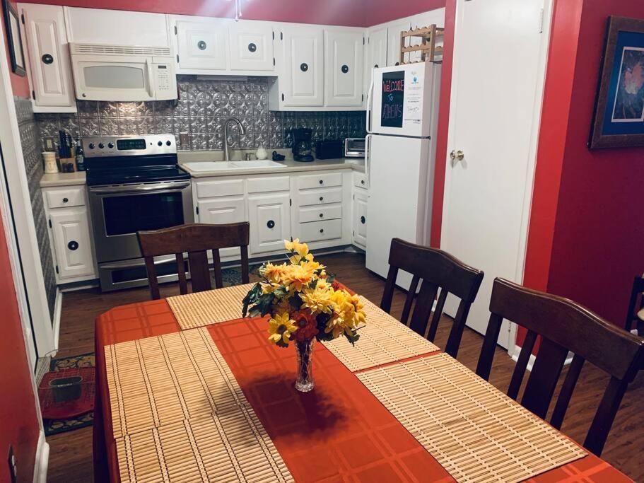 Family Friendly Downtown Home - Private Yard & Grill - Location, Location, Location! เอเธนส์ ภายนอก รูปภาพ