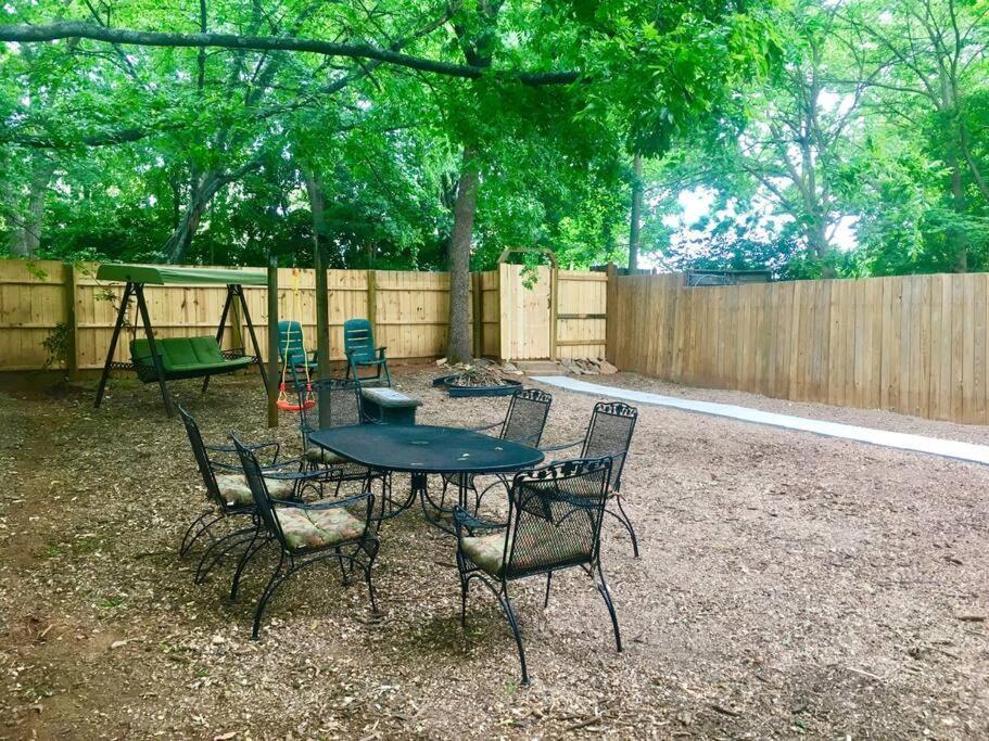 Family Friendly Downtown Home - Private Yard & Grill - Location, Location, Location! เอเธนส์ ภายนอก รูปภาพ