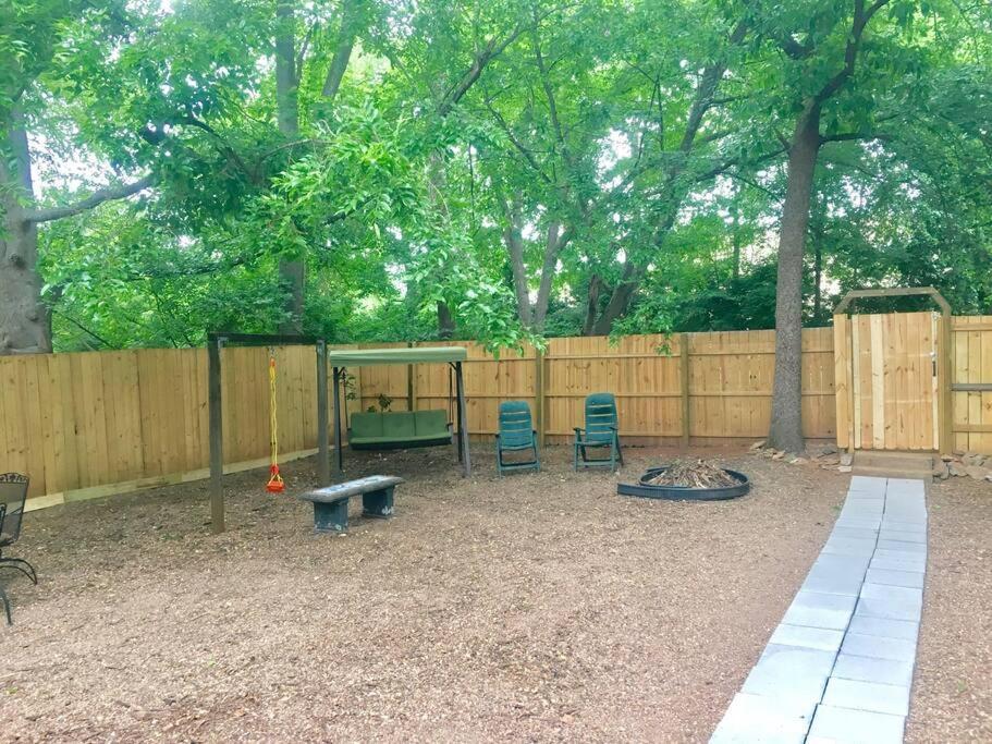 Family Friendly Downtown Home - Private Yard & Grill - Location, Location, Location! เอเธนส์ ภายนอก รูปภาพ
