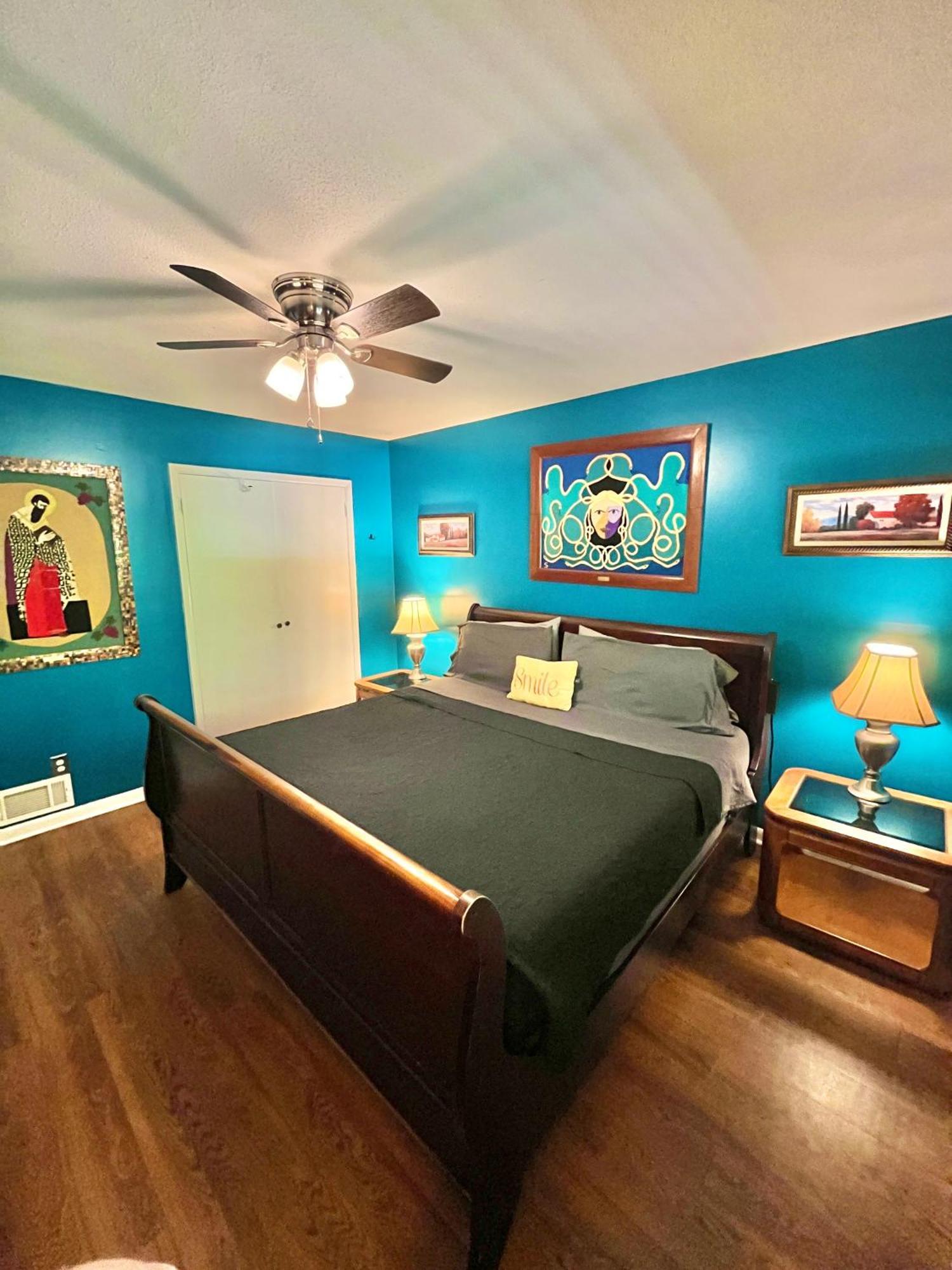 Family Friendly Downtown Home - Private Yard & Grill - Location, Location, Location! เอเธนส์ ภายนอก รูปภาพ