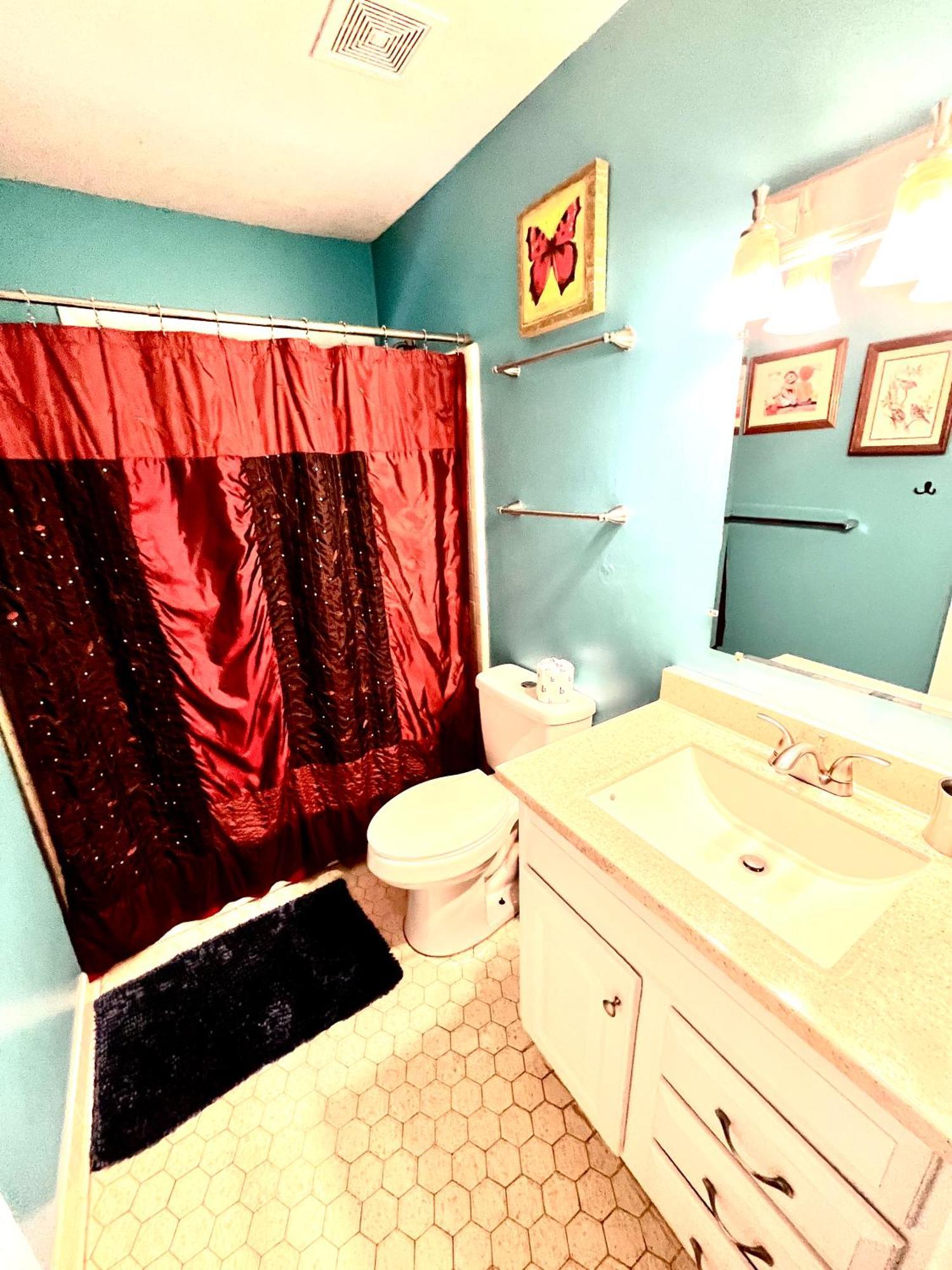 Family Friendly Downtown Home - Private Yard & Grill - Location, Location, Location! เอเธนส์ ภายนอก รูปภาพ